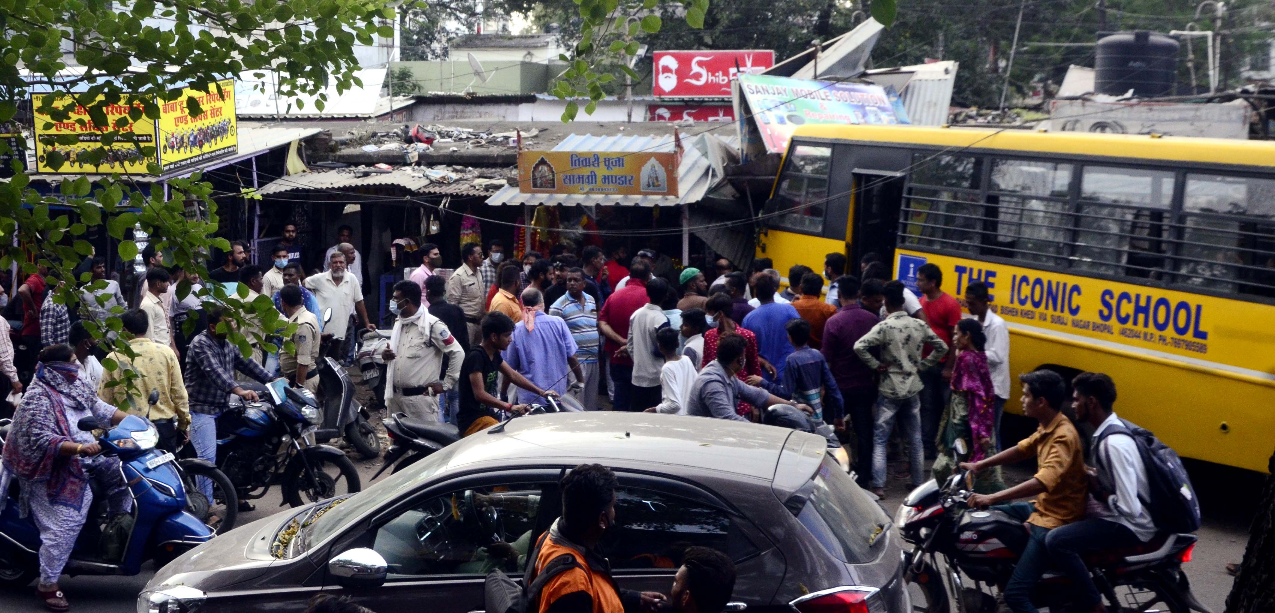 Madhya Pradesh: Private school bus crashes into kiosk, three hurt - Vimarsana News