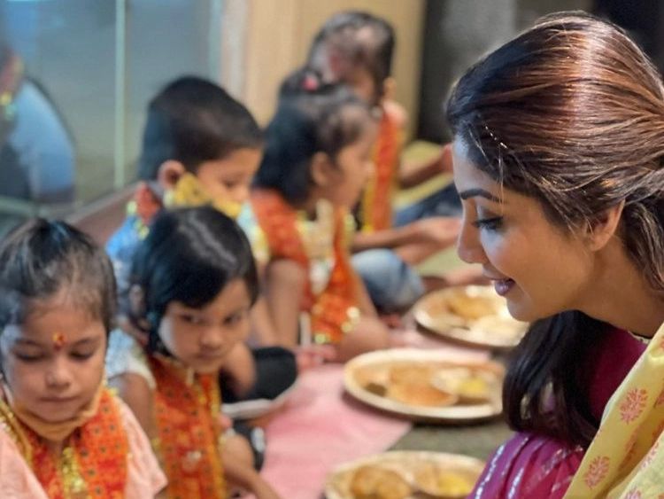 In Pics: Shilpa Shetty performs Kanjak Puja on Durga Ashtami - Vimarsana News