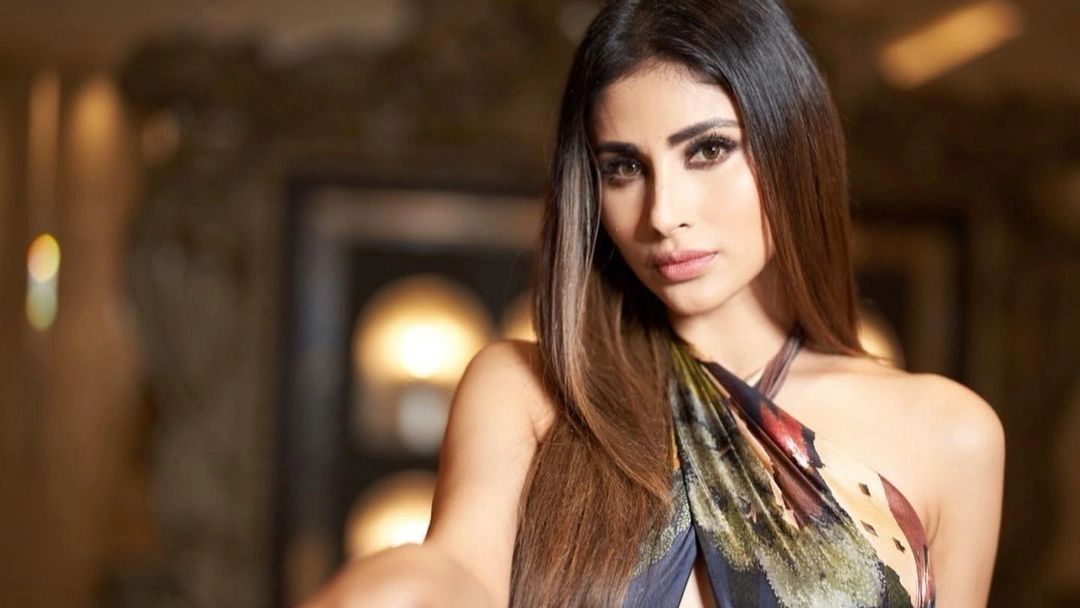 Photos: Mouni Roy styles Rs 14,000 silk floral scarf as a sexy halter top for latest photoshoot - Vimarsana News