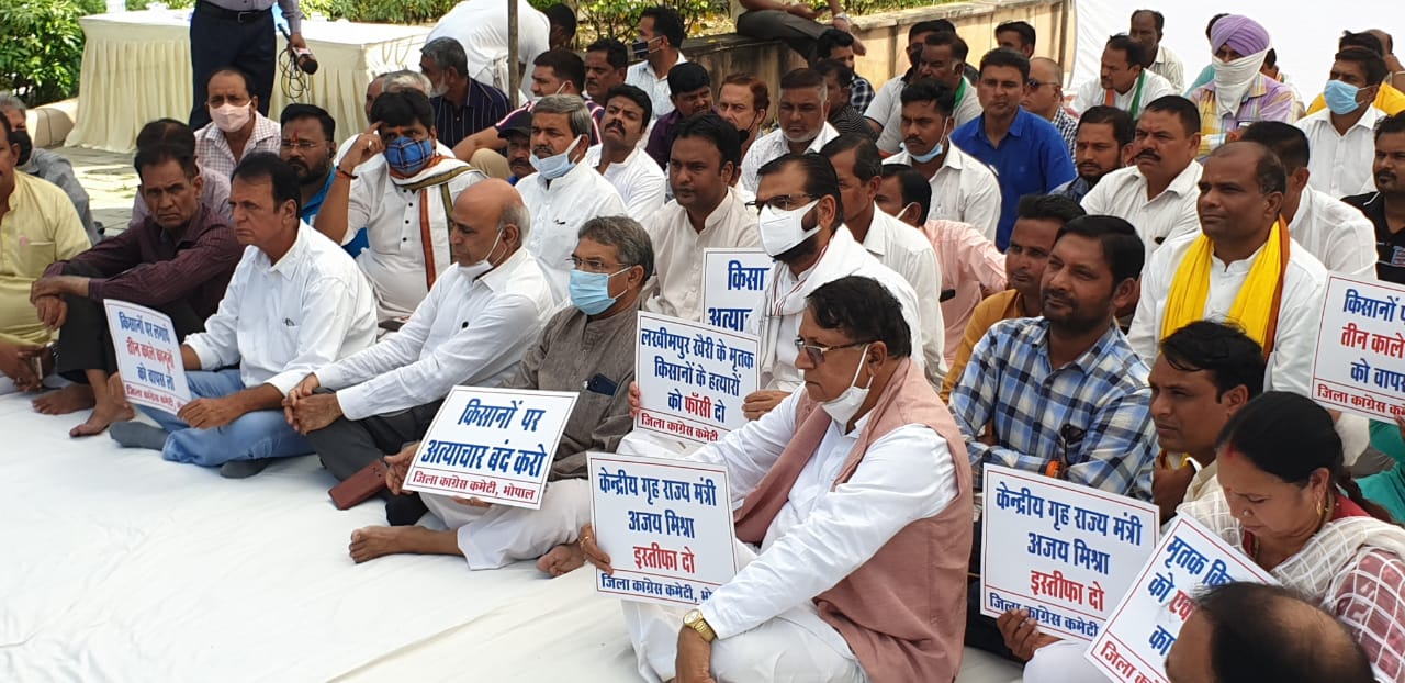 Bhopal: Congress workers on silent protest at Gandhi's statue demanding resignation of union minister Mishra - Vimarsana News