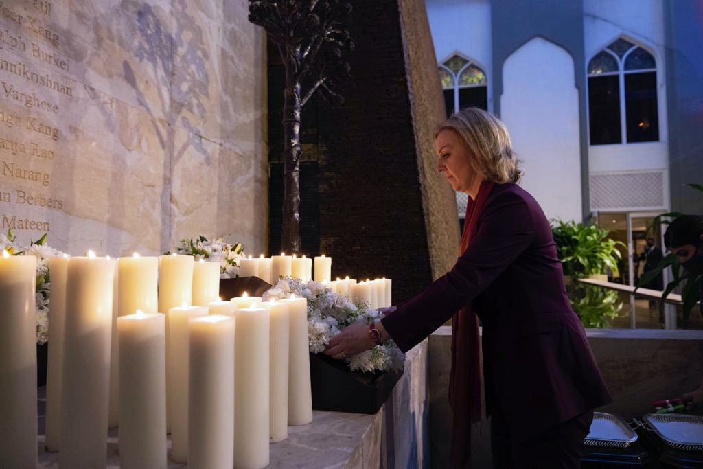 Mumbai: UK Foreign Secretary Liz Truss lays wreath at Taj Mahal hotel in remembrance of 2008 terrorist attack - Vimarsana News