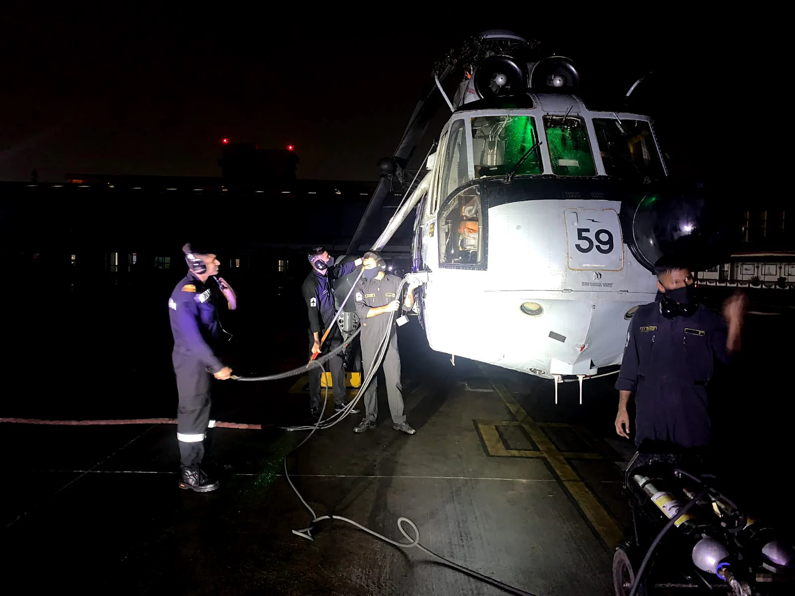 outhern Naval Command officers prepare to assist local administration in rescue operations following incessant rain, in Kochi on Saturday. (ANI Photo)