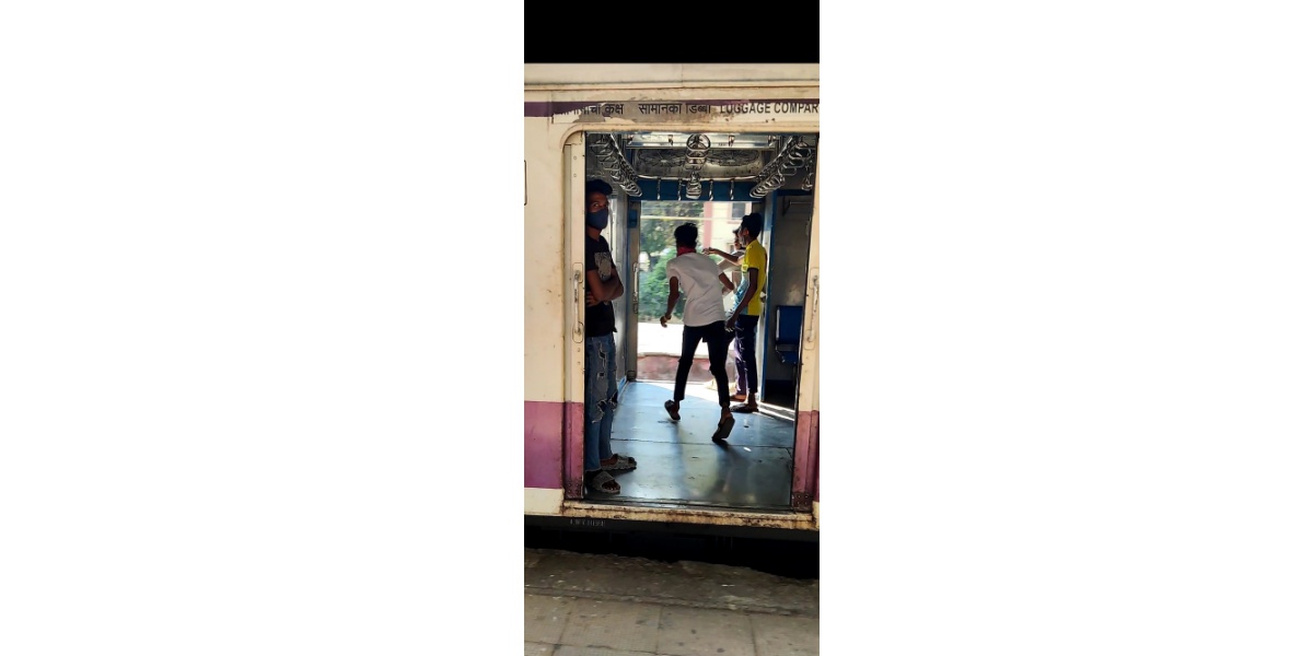Mumbai: With return of daily tickets for local train for fully vaccinated commuters, nuisance of 'stuntmen' to make a comeback - Vimarsana News