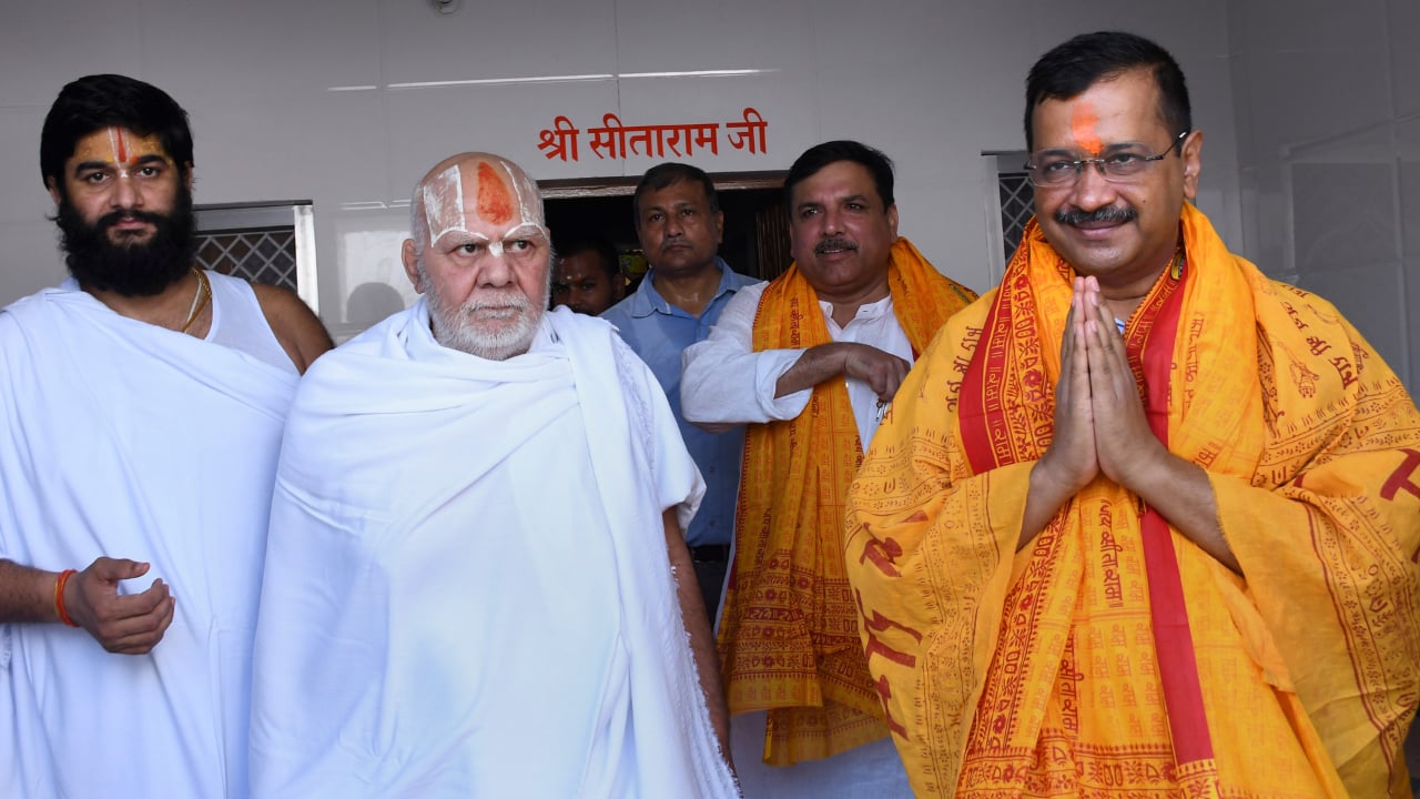 Watch: Kejriwal offers prayers at Ram Janambhoomi site in Ayodhya; netizens call it 'empty symbolism' - Vimarsana News
