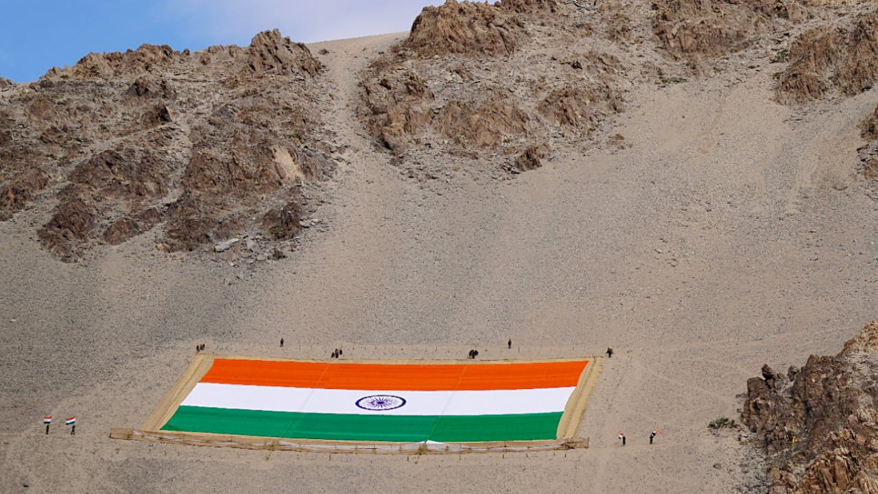 Watch: 1000 kg khadi national flag unfurled in Ladakh; Indians call it 'moment of pride' - Vimarsana News