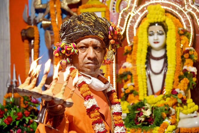 'Bhagwan aapke peeche hai': Yogi Adityanath's aarti facing camera gets mixed reactions on Twitter - Vimarsana News