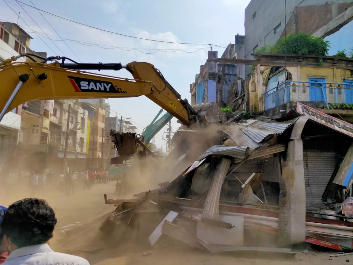 Indore: Four rickety houses, seven shops demolished - Vimarsana News