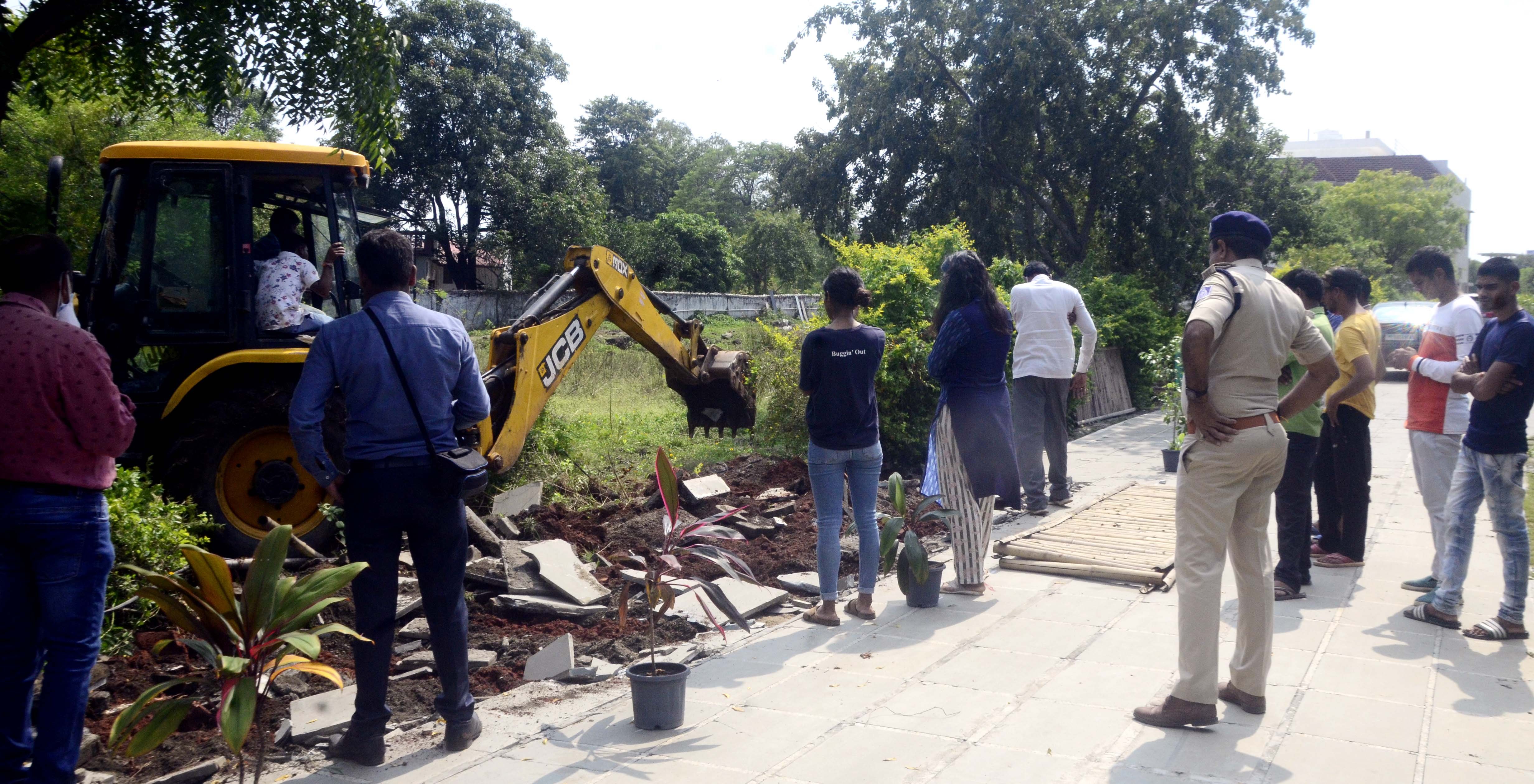 Bhopal: Feud between two retd IAS officers intensifies;Yadav family to move court if no FIR lodged against Naidus - Vimarsana News