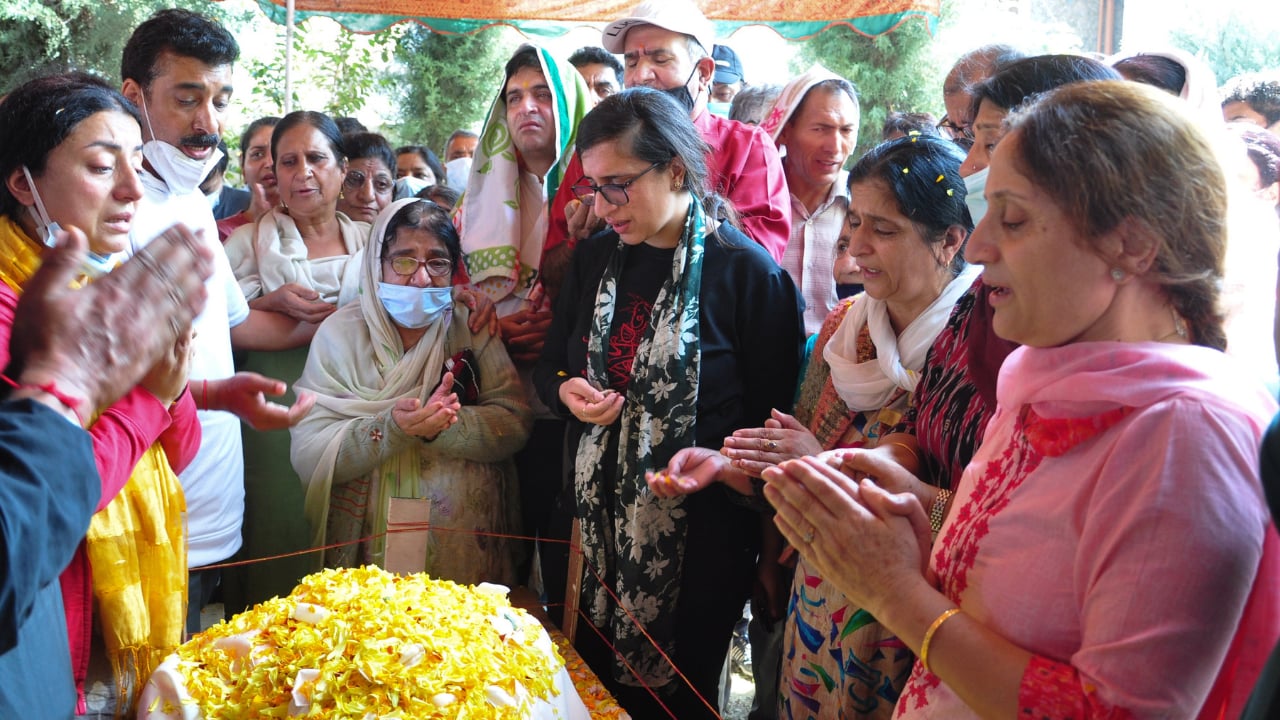 In Photos: Relatives weep at funeral of pharmacist M L Bindroo who was shot dead in Srinagar - Vimarsana News