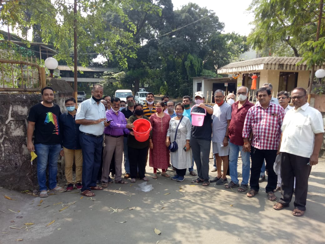 Thane: Dombivli residents stage protests with empty buckets at MIDC office against water scarcity - Vimarsana News