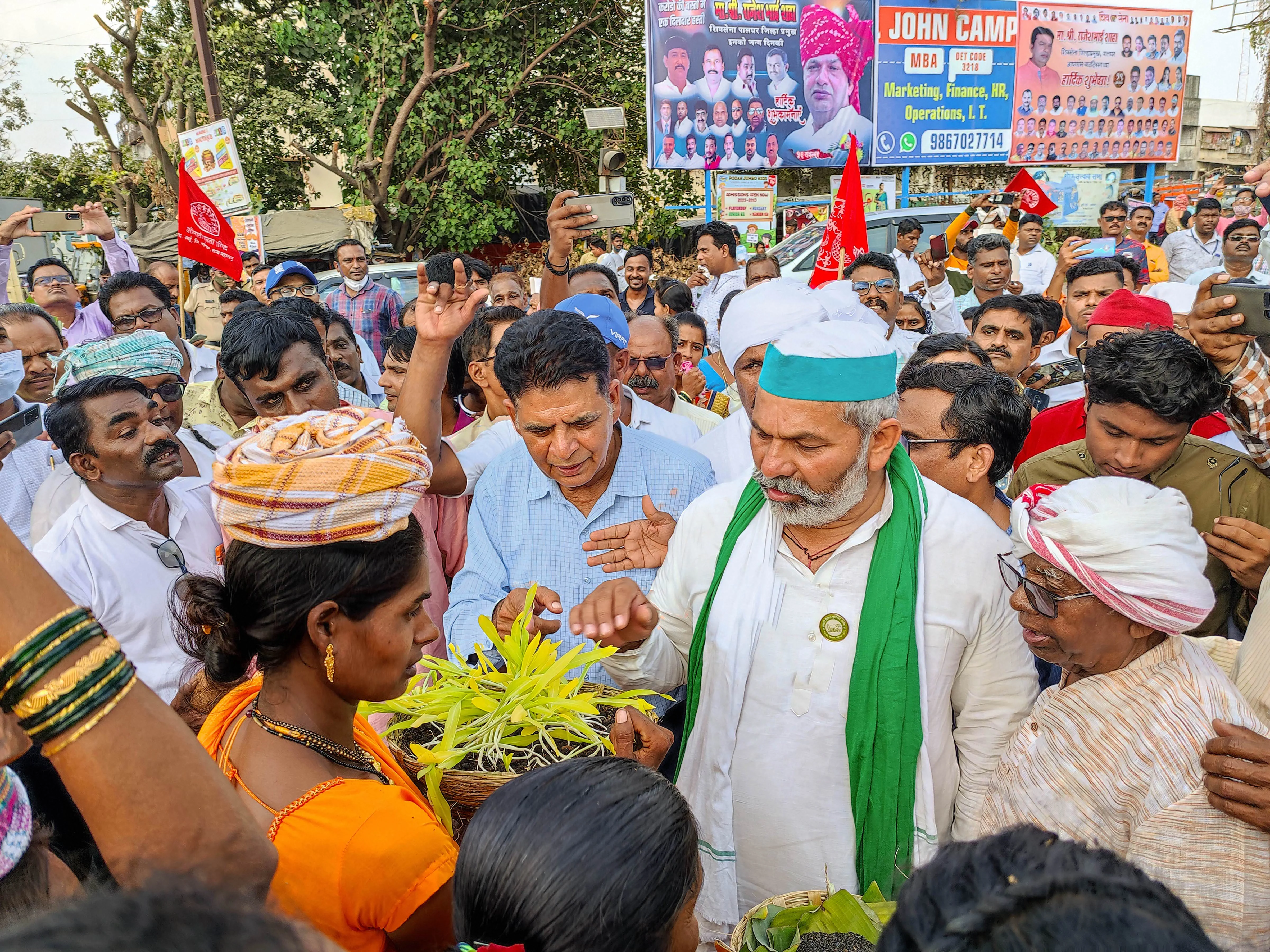 Palghar: Bhartiya Kisan Union (BKU) leader Rakesh Tikait during a farmers rally after Prime Minister Narendra Modi announced that the government has decided to repeal the three farm laws, in Palghar district, Friday, Nov. 19, 2021.