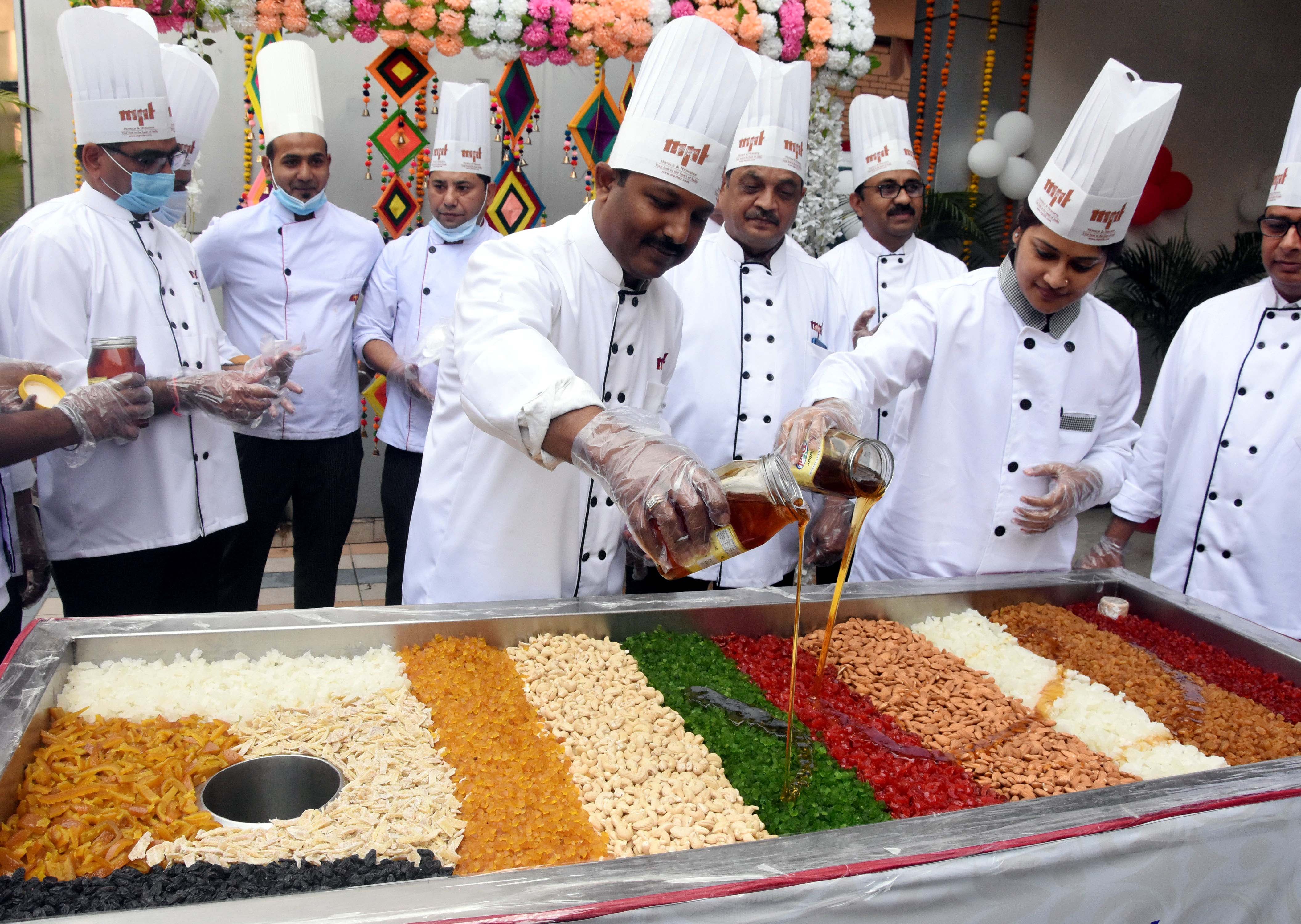 Madhya Pradesh: State Tourism Development Corporation bosses join cake-mixing ahead of Xmas, New Year - Vimarsana News