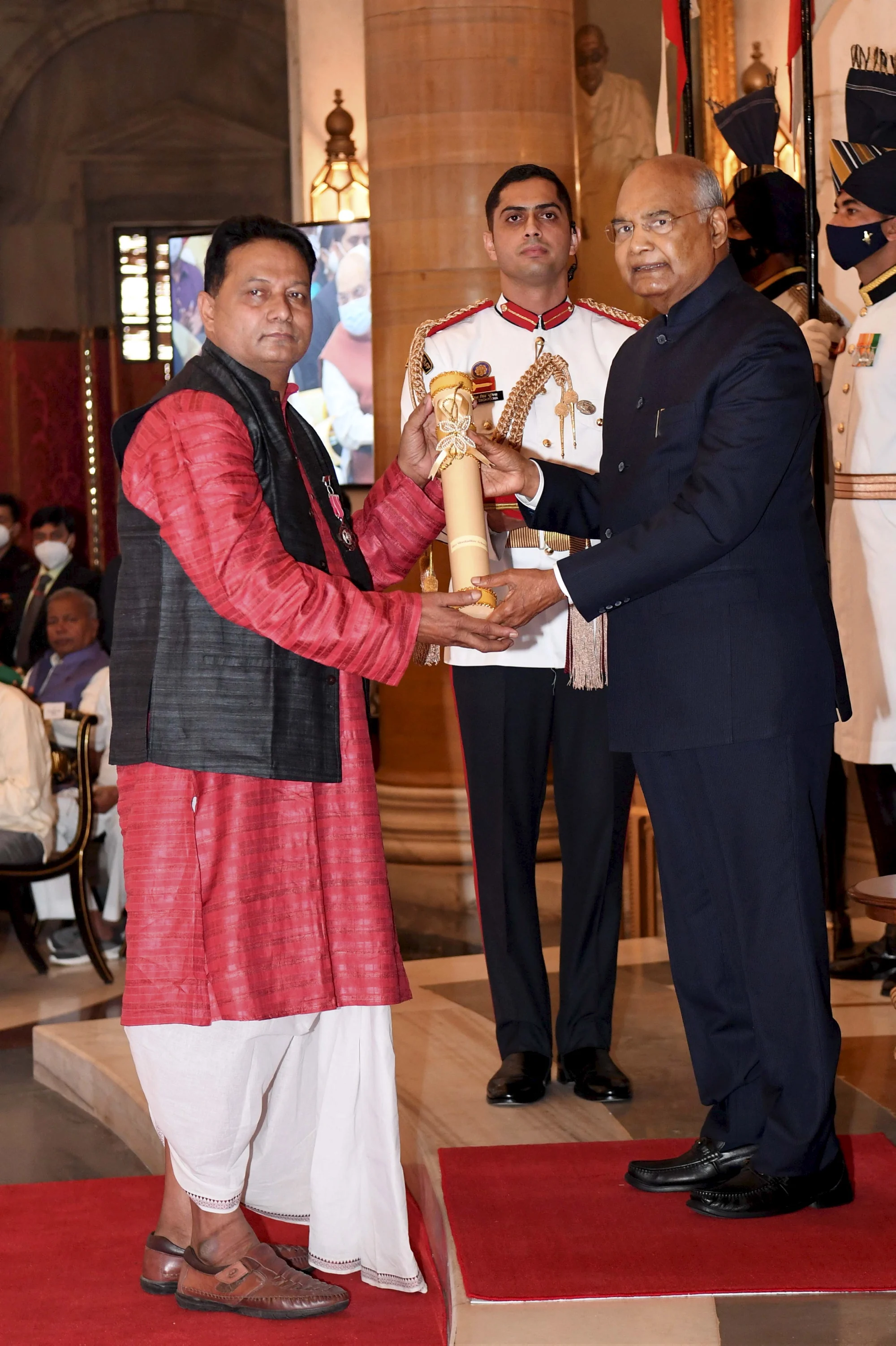 President Ram Nath Kovind presents Padma Shri to Shashadhar Acharya for Art, at Rashtrapati Bhavan. He is a renowned Chhau dance performer. Recipient of several awards and honours, Shri Acharya has numerous new choreographies and dance compositions to his credit.