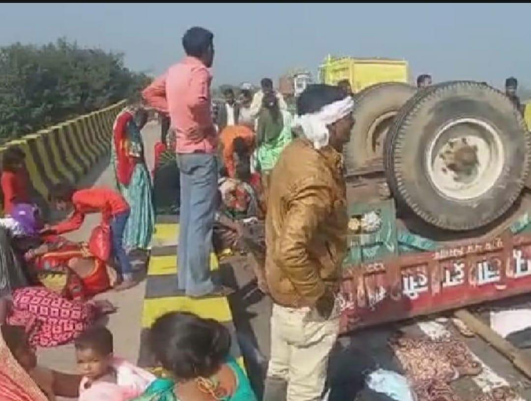 Madhya Pradesh: Two persons died, one and half dozen others sustained injuries in road mishap in Shivpuri - Vimarsana News