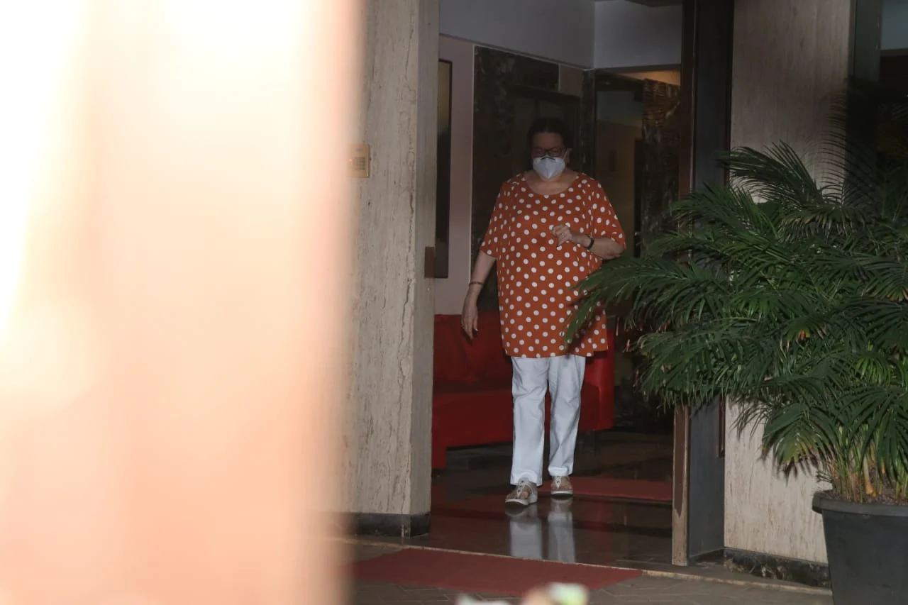 Babita Kapoor spotted at daughter Kareena Kapoor's house