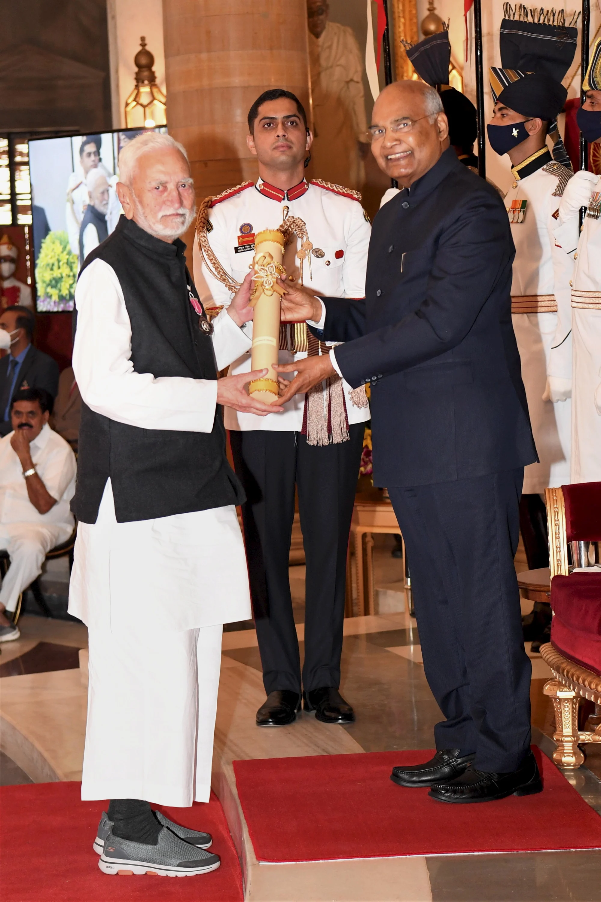 President Ram Nath Kovind presents Padma Shri to Gafurbhai M. Bilakhia for Trade & Industry. Commonly known as Bapuji, he is an eminent Gandhian and a social worker.
