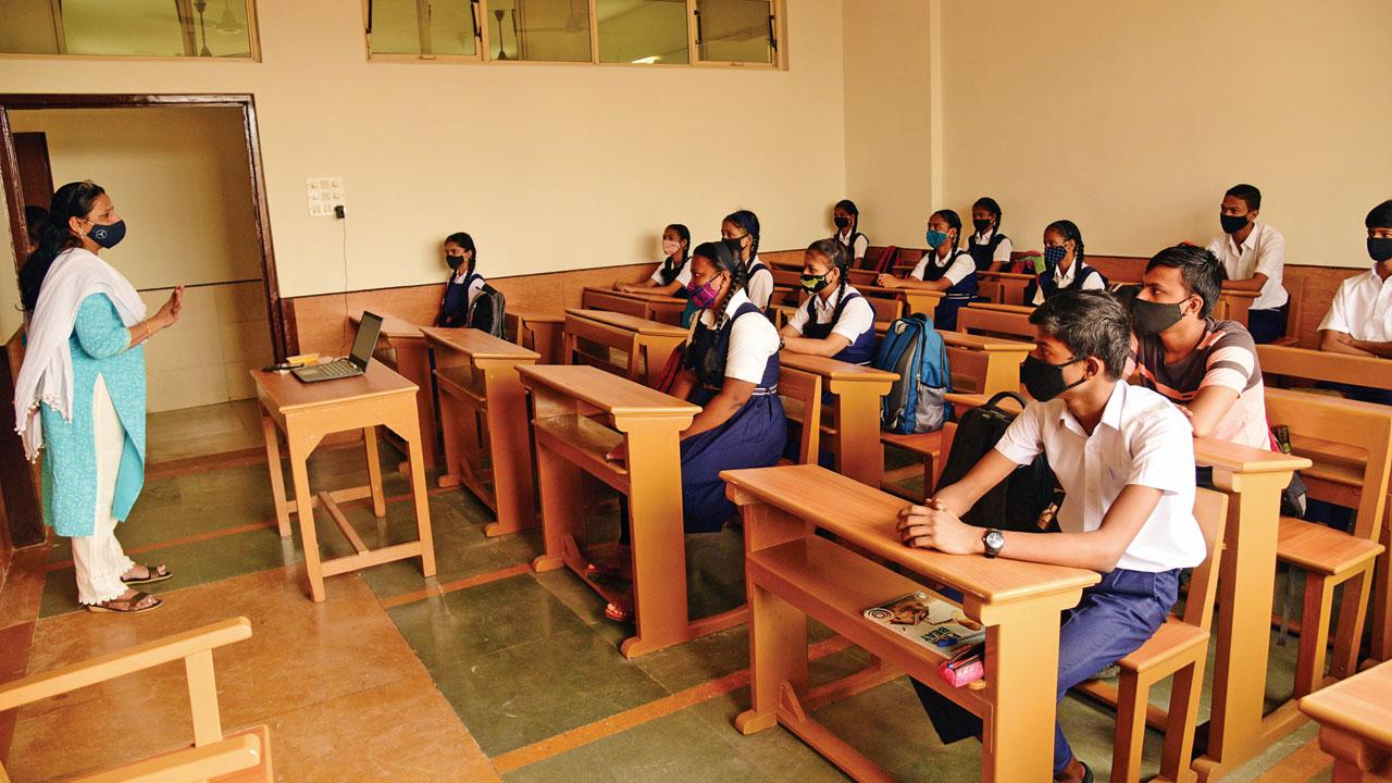 Thane: Schools for classes 1 to 4 will not reopen from December 1 amid Omicron threat - Vimarsana News