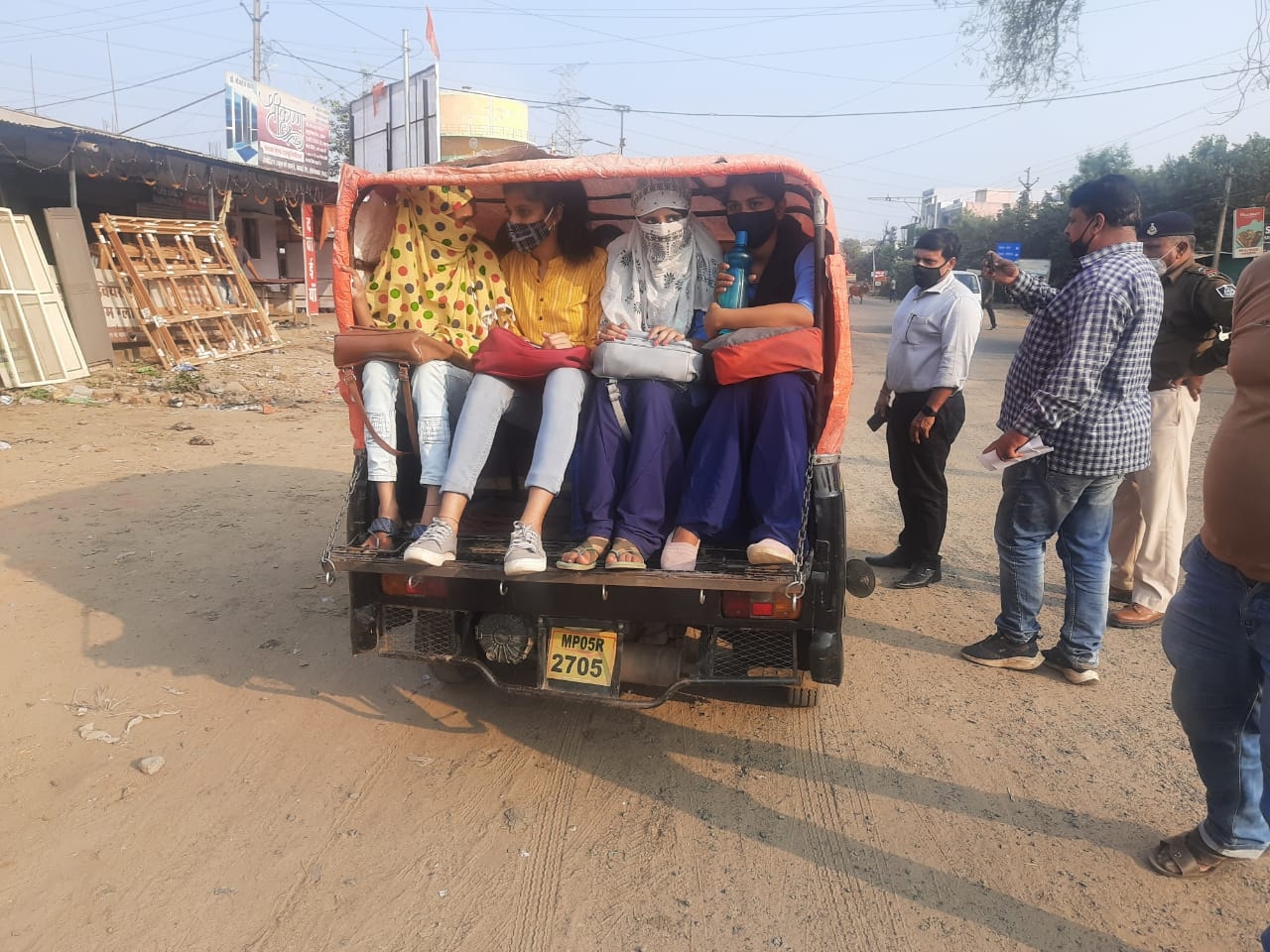 Madhya Pradesh: 50 three-wheelers confiscated in city - Vimarsana News