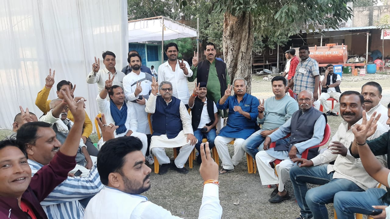 Congress leaders and workers celebrating victory in Satna