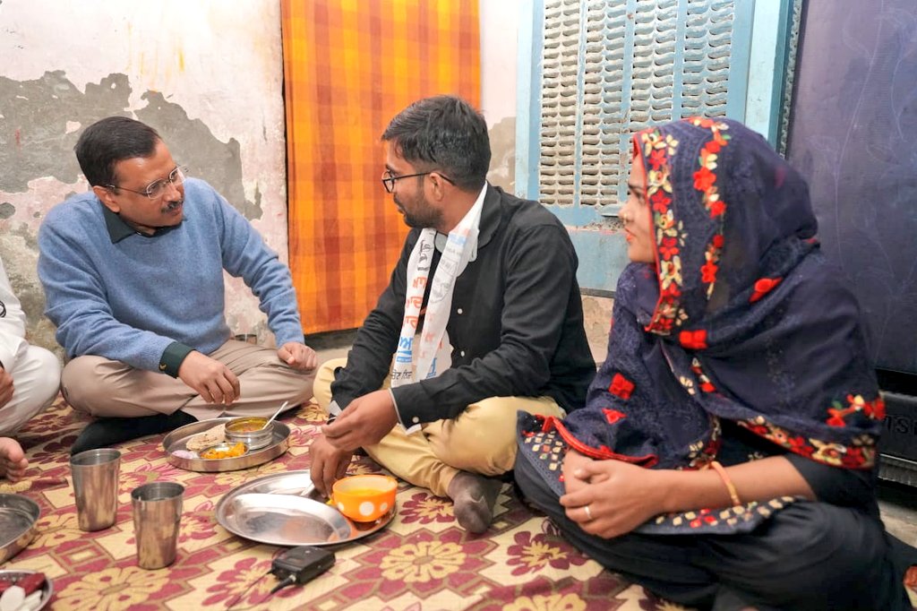 Arvind Kejriwal eats dinner with auto driver Dilip Tiwari, invites his family for dinner in Delhi; see pics - Vimarsana News