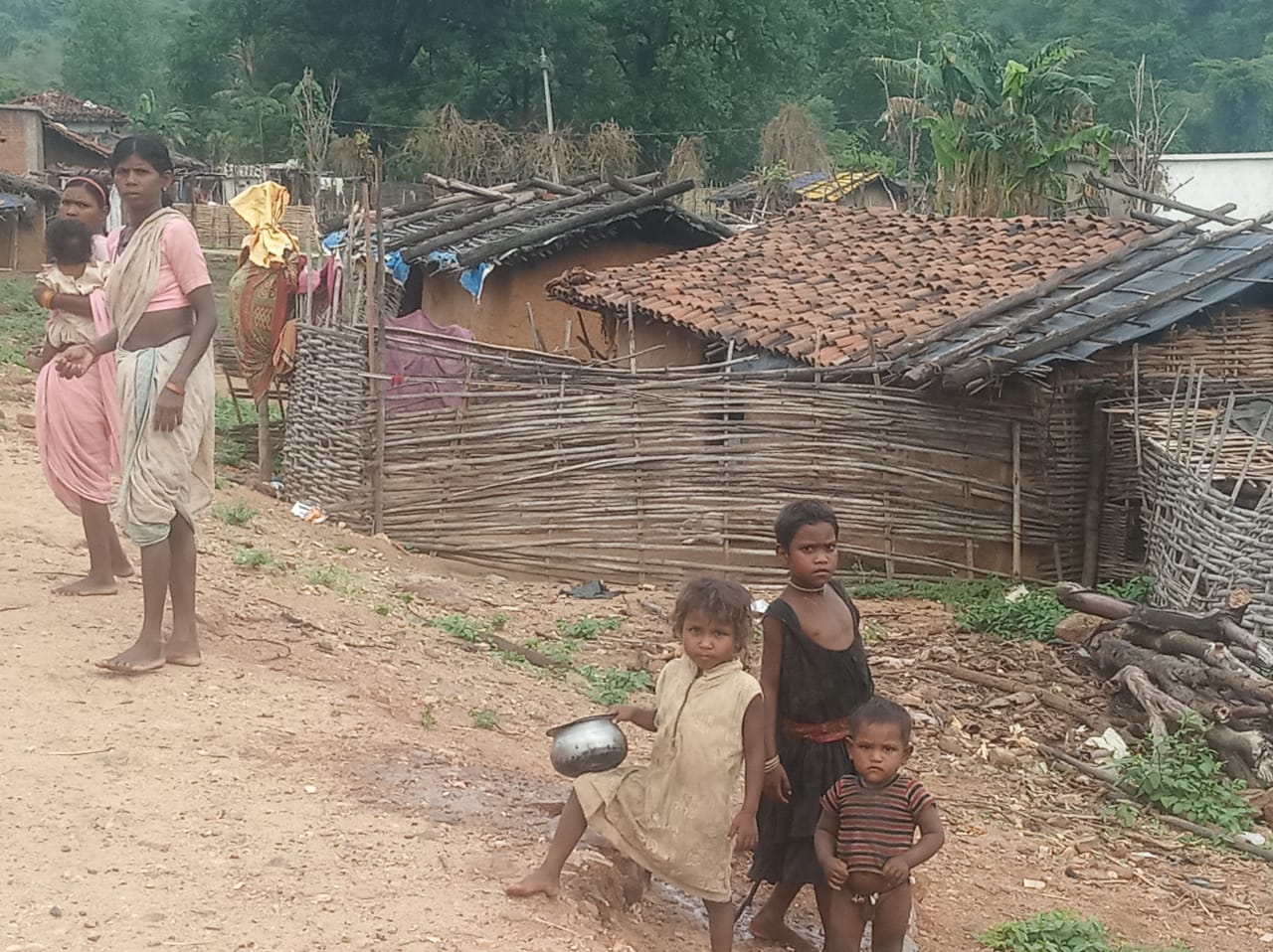 Balaghat: Baigas hit the hay on earth under open sky - Vimarsana News