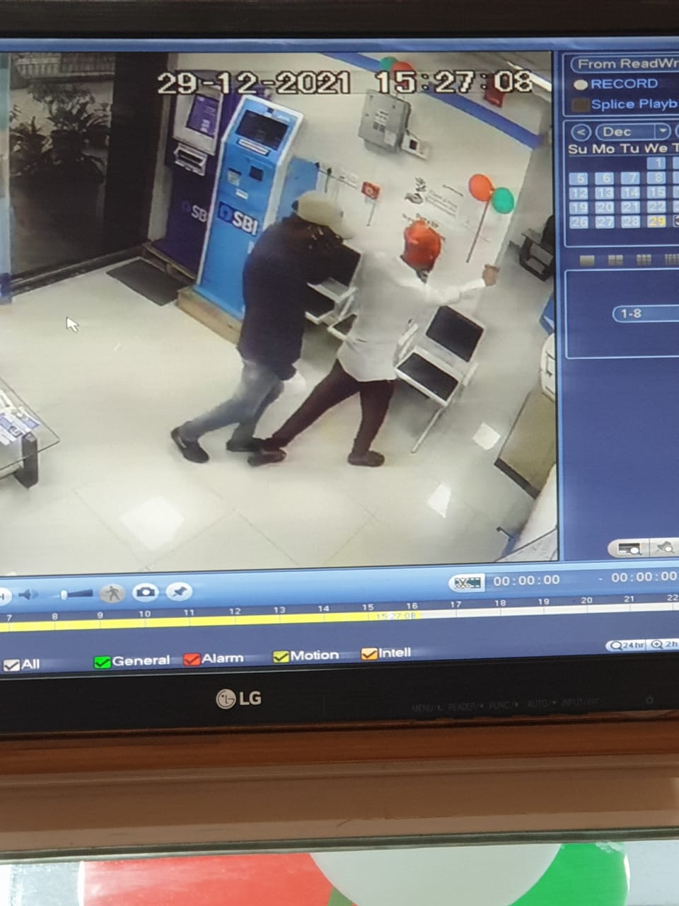 Mumbai: SBI branch looted at gunpoint in broad daylight in Dahisar; see pics - Vimarsana News