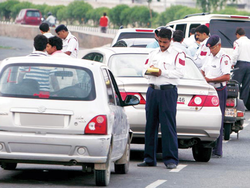 Thane traffic police carry out 'No Challan Day' creating awareness about violation of traffic rules - Vimarsana News