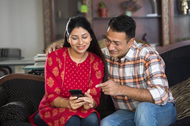 7 in 10 parents confess their phone use hurting relations with kids: Report - Vimarsana News