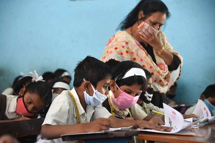 Omicron scare: Concerned over safety, administration mull over reopening of schools in Mumbai - Vimarsana News