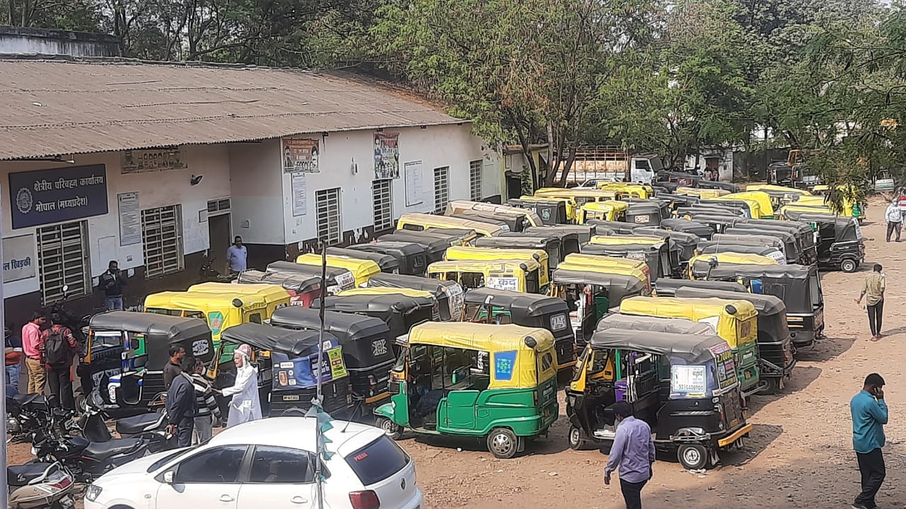 Bhopal: Autorickshaw drivers oppose confiscation drive, stage half-naked protest - Vimarsana News
