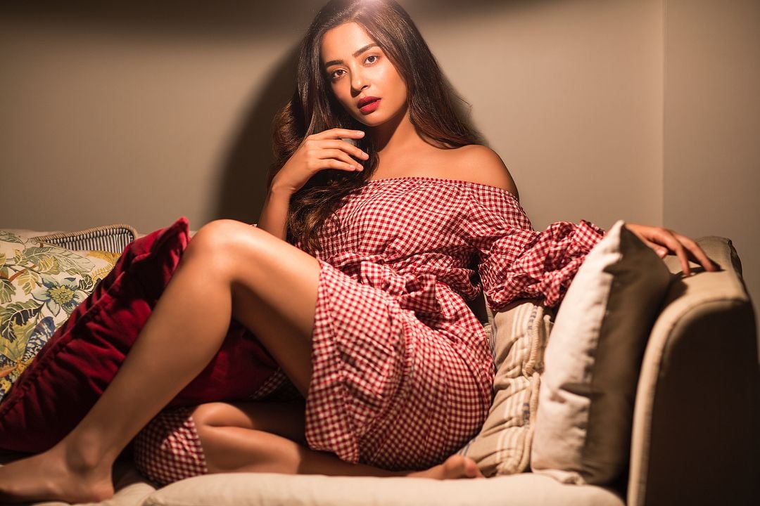 'Your chest, waist size is questioned': Surveen Chawla makes shocking revelations on facing casting couch - Vimarsana News