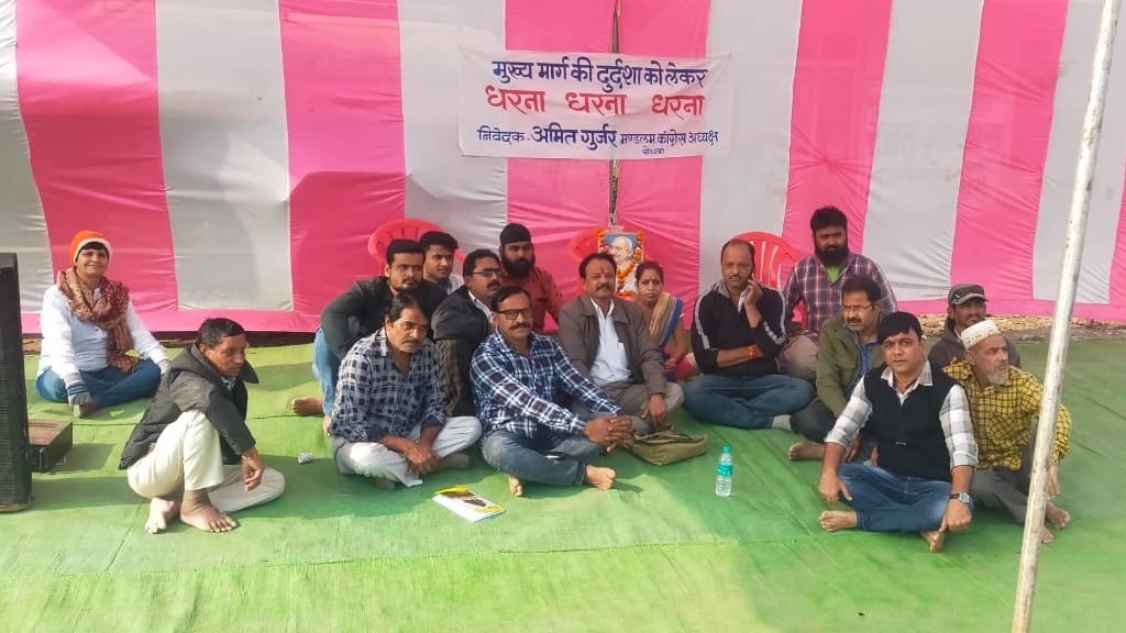 Madhya Pradesh: Congress, locals demand repair of road in Sendhwa - Vimarsana News
