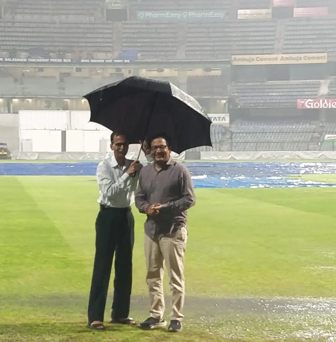 Mumbai Cricket Association president Vijay Patil (r) has been overseeing preparations for the Mumbai Test.