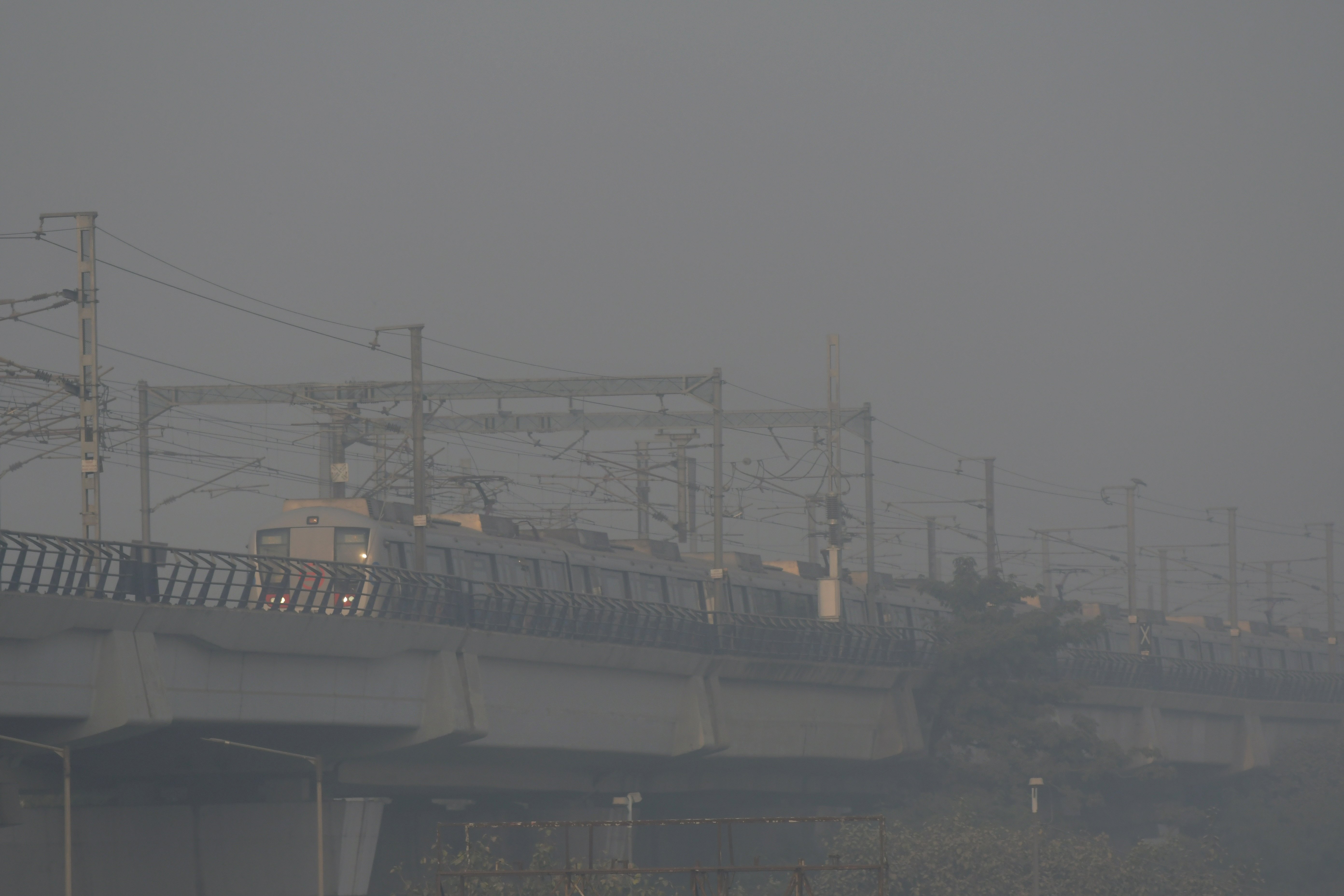 Delhi's air quality deteriorates, slips to 'very poor' category ; AQI at 301 - Vimarsana News