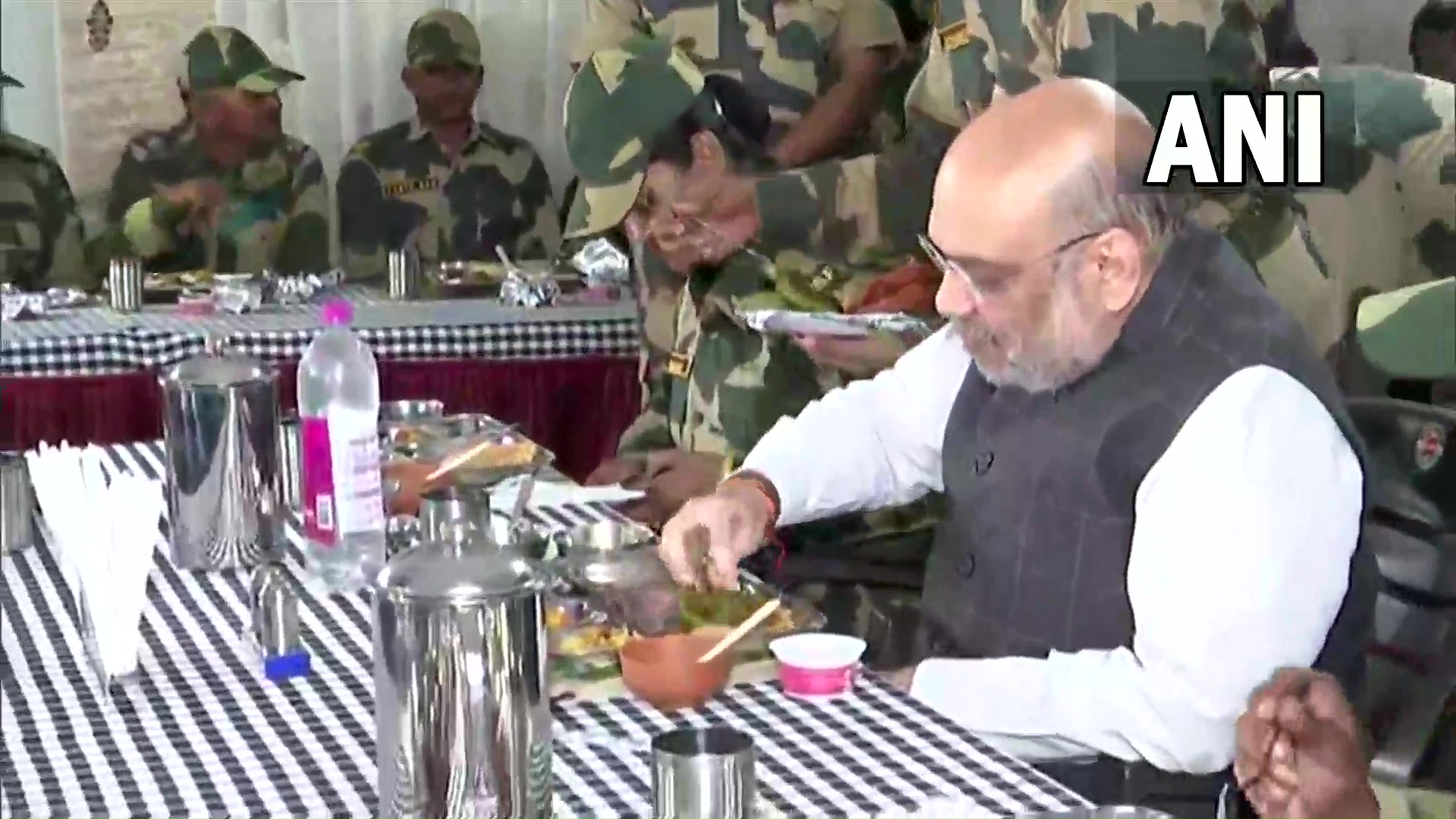 Rajasthan: Amit Shah eats dinner with BSF jawans, will spend night near Indo-Pak border in Jaisalmer - Vimarsana News