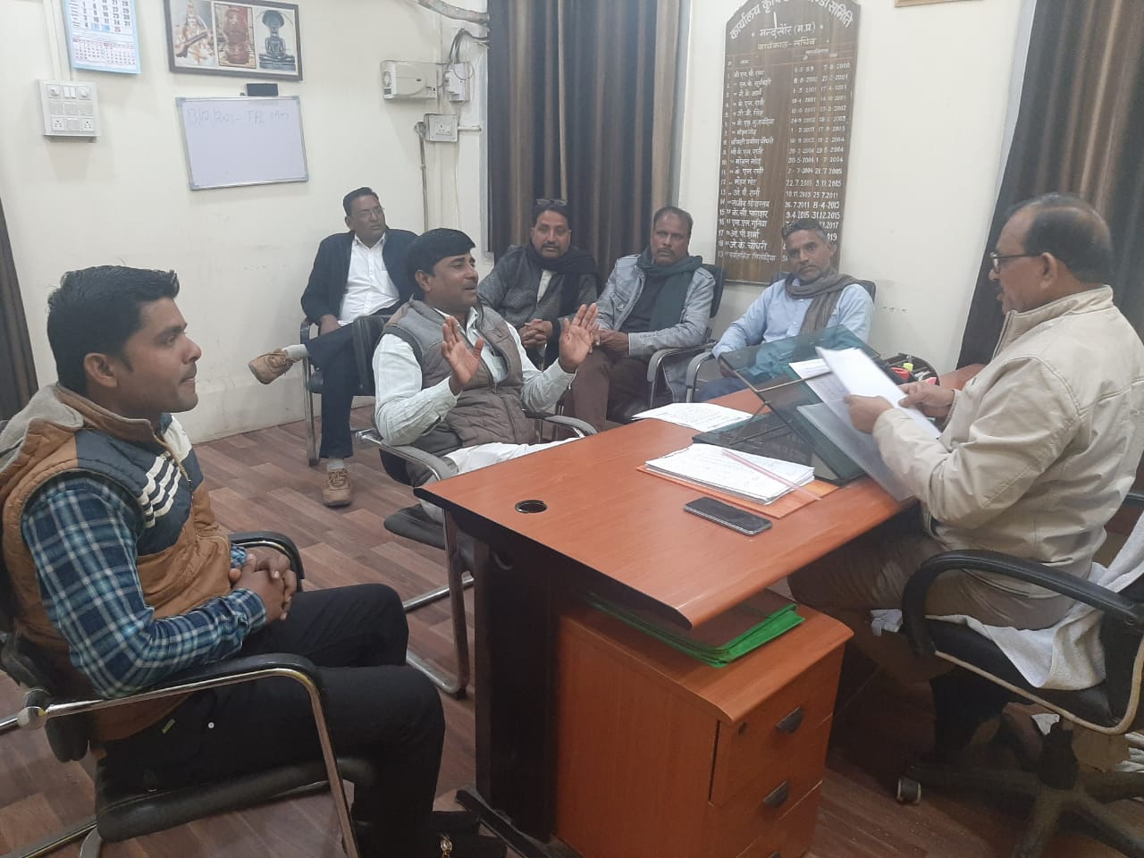 Madhya Pradesh: After farmer burns garlic crop, farmers' leaders expose irregularities at Mandsaur mandi - Vimarsana News