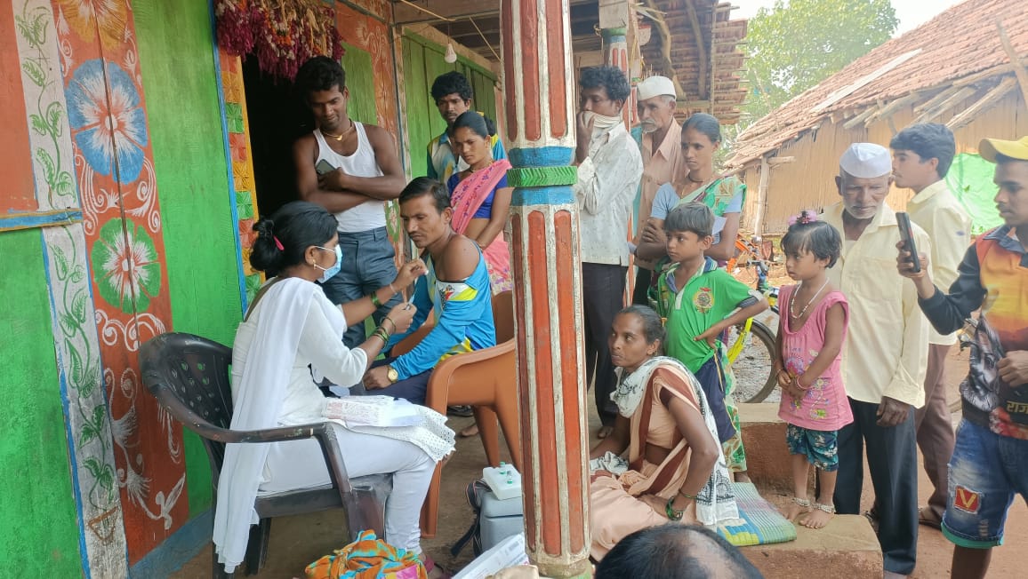 Maharashtra: Medical staff's team walk 16 km in remote village of Thane district to vaccinate 138 tribal villagers under door-to-door vaccination campaign; see pics - Vimarsana News