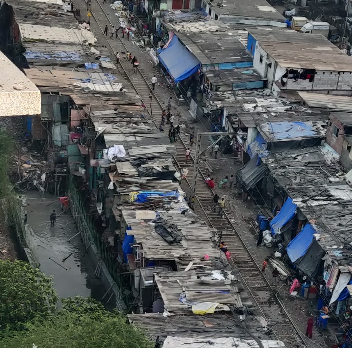 Mumbai: Slumdwellers raise concern over running hazard goods train carrying chemicals, explosives along Trombay-Kurla railway tracks - Vimarsana News