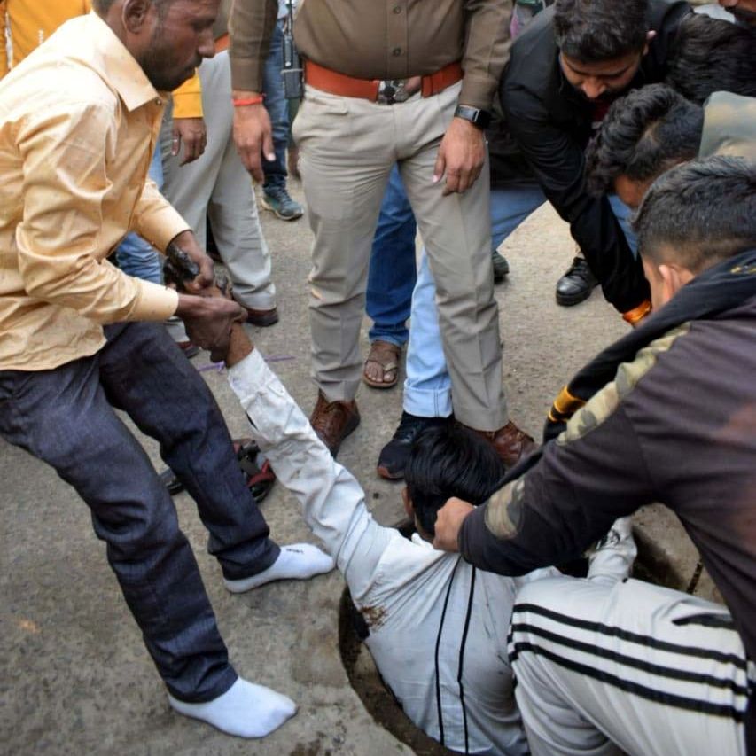 Death in manhole : Bhopal Commissioner of Police told to file FIR against Gujarat company - Vimarsana News