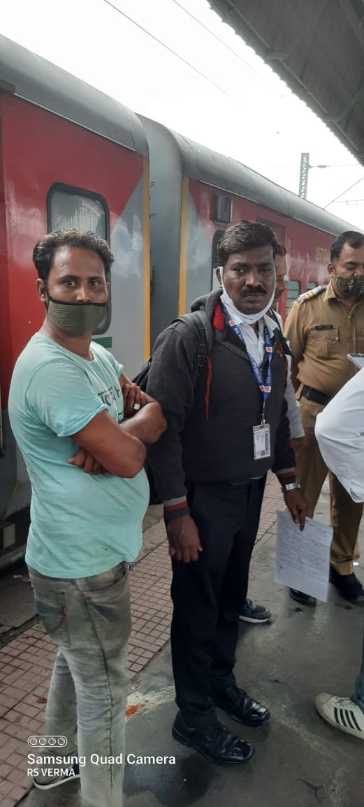 Mumbai: Thief caught red-handed by western railway ticket checker; cash, two mobile phones recovered - Vimarsana News