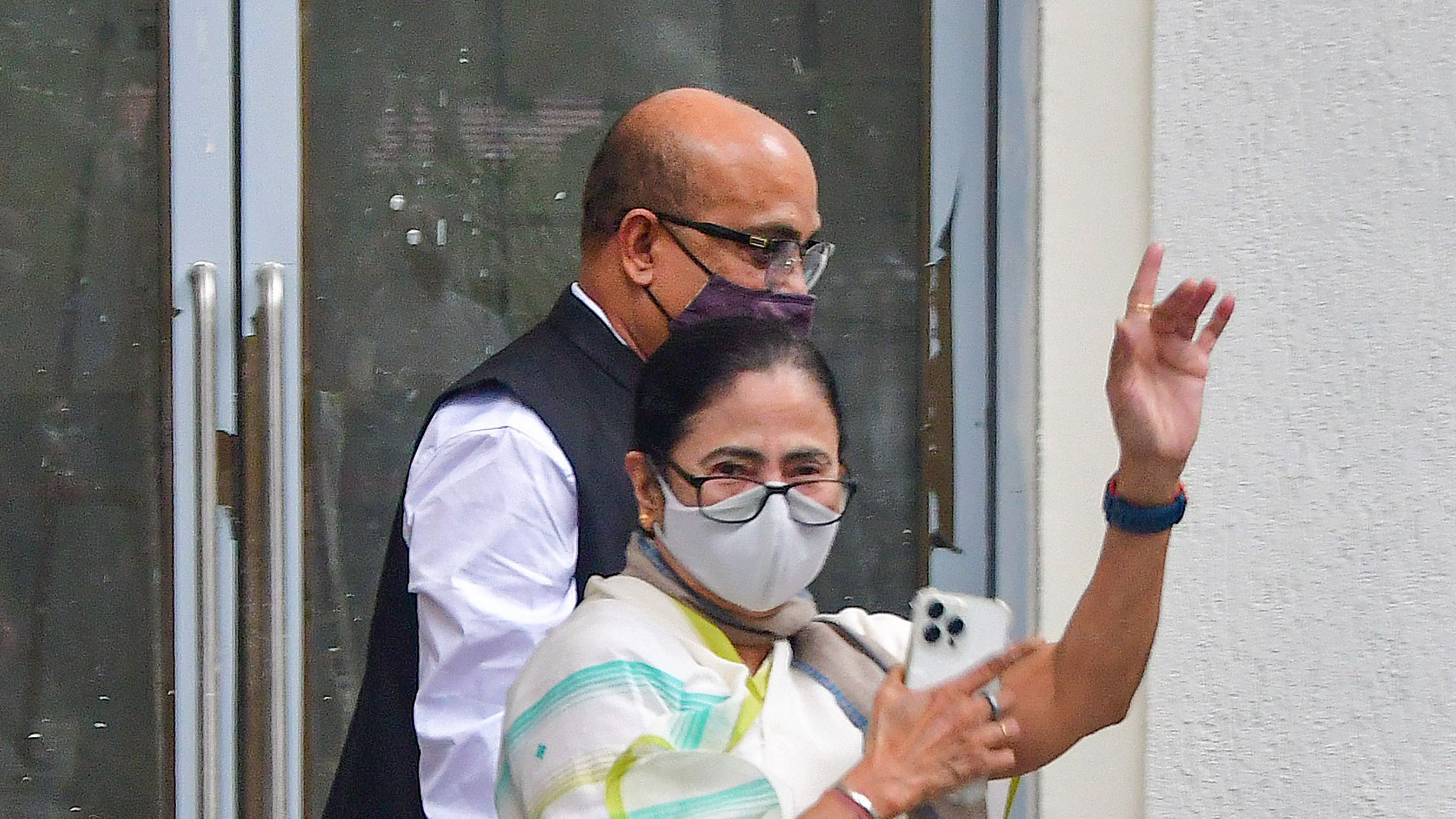 Will Mamata Banerjee's TMC test political waters in Maharashtra? Here's what Sanjay Raut has to say - Vimarsana News