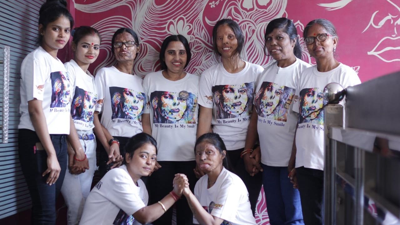 Acid attack survivors reopen their cafe in Agra after two years due to pandemic - Vimarsana News