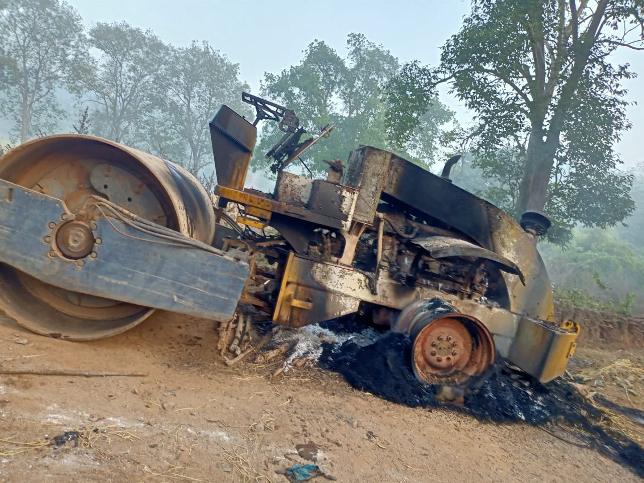 Madhya Pradesh: Naxals burn road roller in Balaghat - Vimarsana News