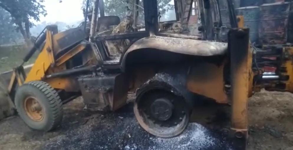 Madhya Pradesh: Maoists burn road construction vehicles in Balaghat - Vimarsana News