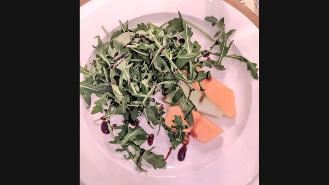 Vegan guest gets served a plate of leaves and fruit slices at a wedding, netizens are furious - Vimarsana News