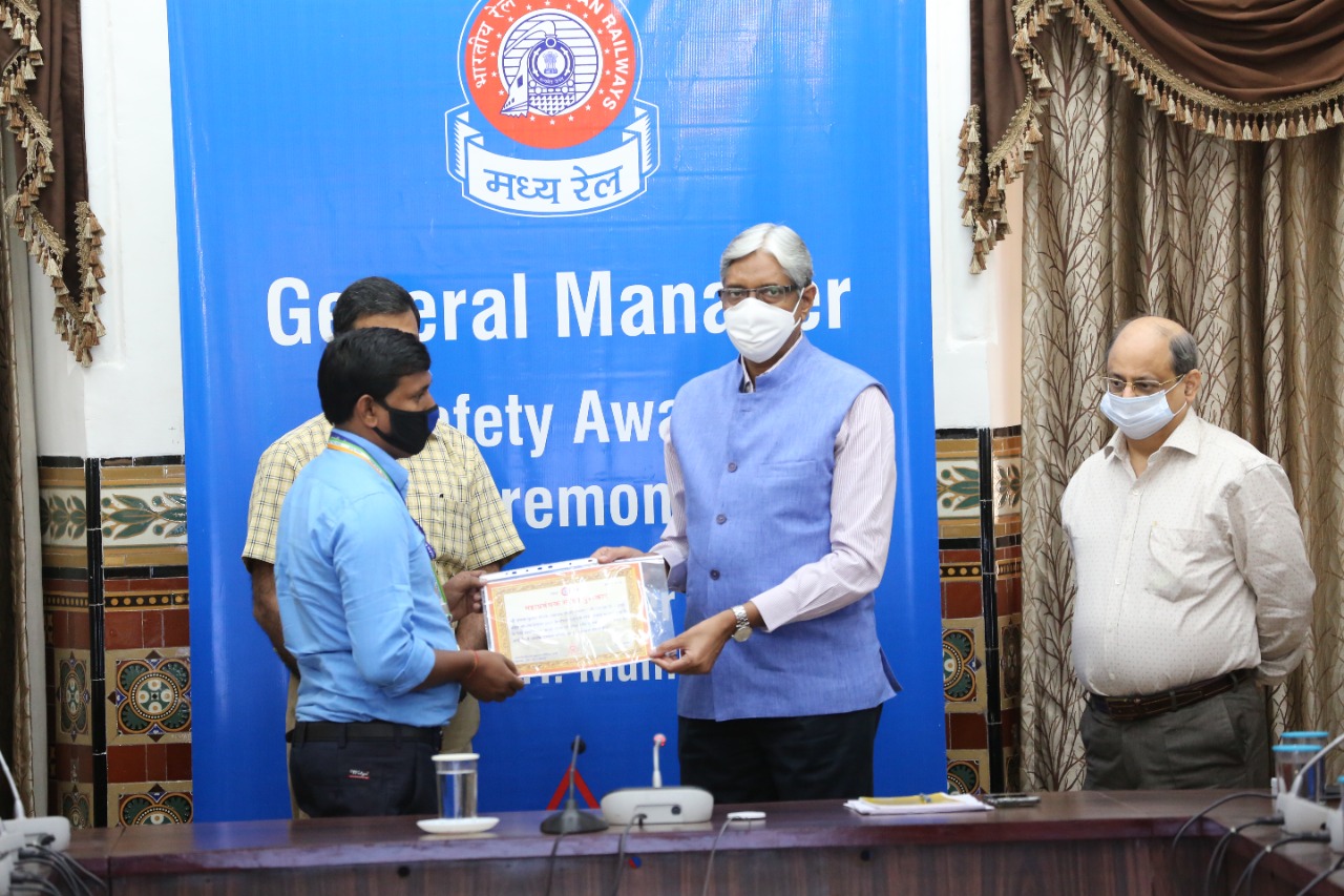 Central Railway staff awarded for saving people from potential accident - Vimarsana News