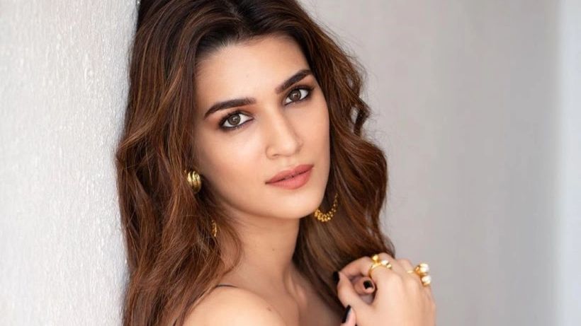 'I'm not a plastic doll': Kriti Sanon on being criticised for her nose, lips and 'gummy smile' - Vimarsana News