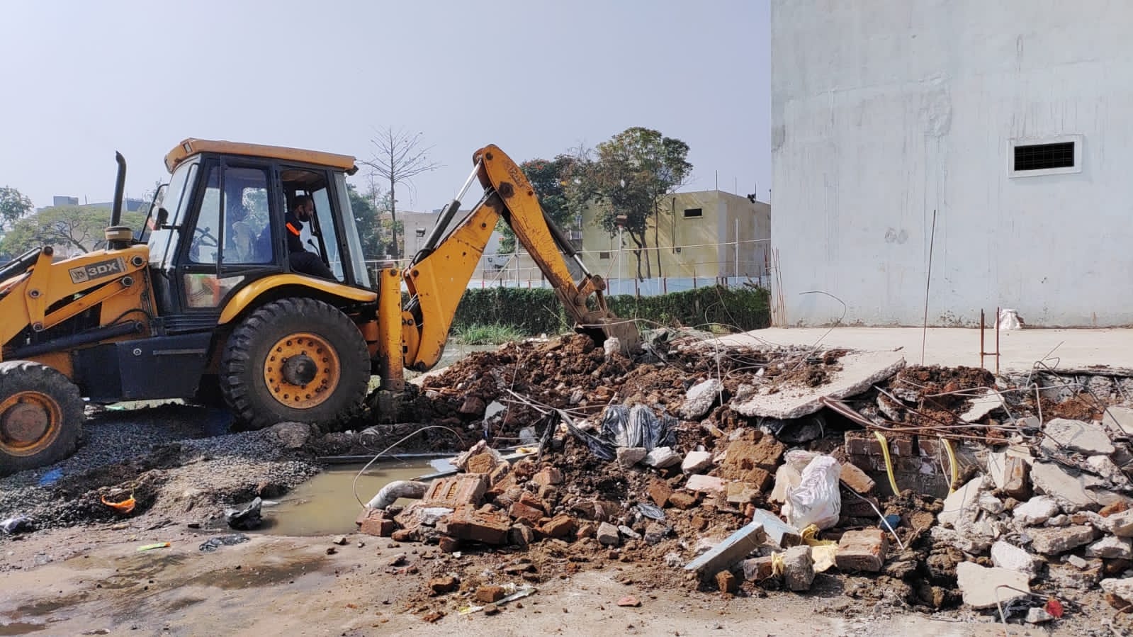 Mhow: Defence Estate Office demolishes illegal buildings on Simrol Road - Vimarsana News