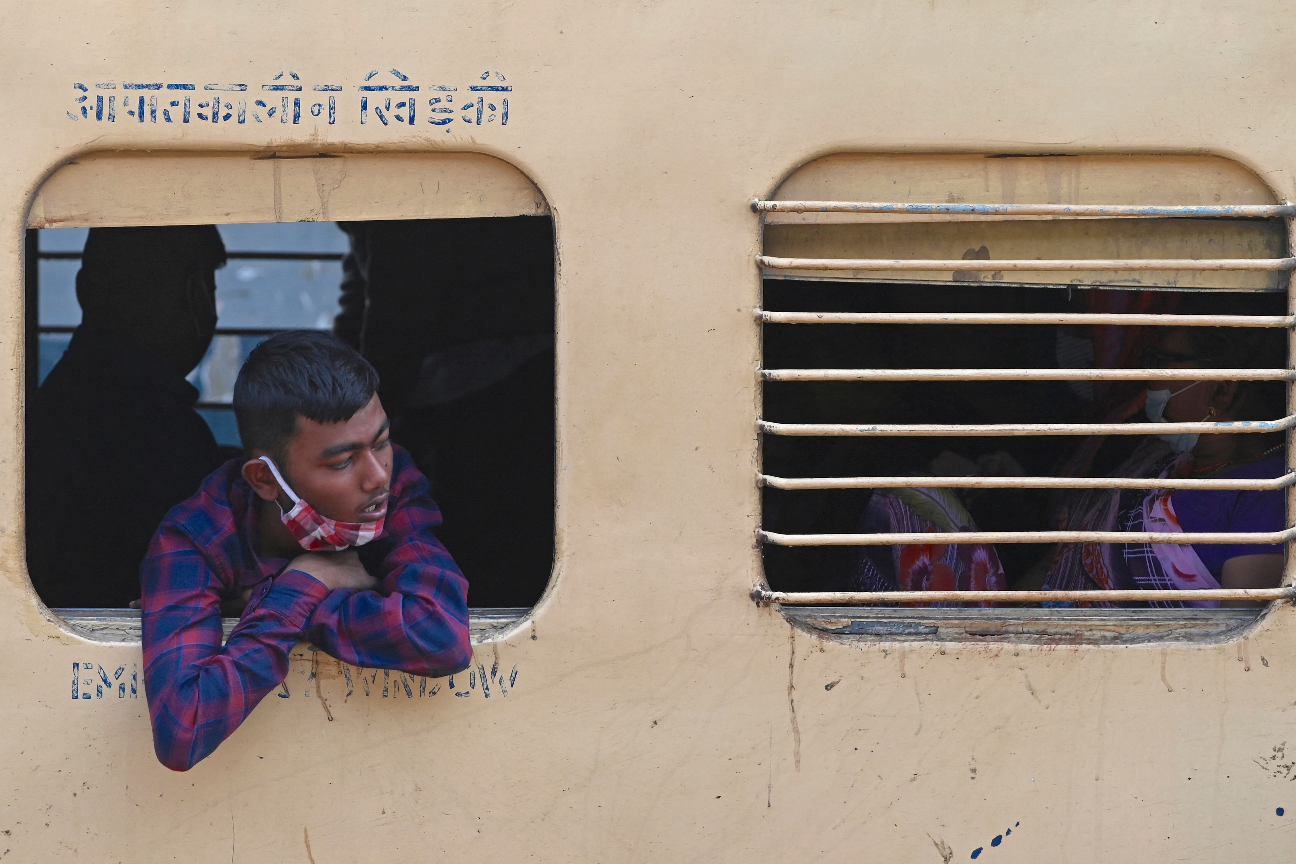 Mumbai: Western railway recovers above Rs. 35 lakh as fines from passengers traveling without mask - Vimarsana News