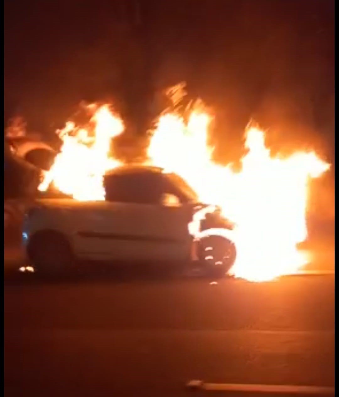 Bhopal: Khargone Shiv Sena leader's moving car goes up in flames - Vimarsana News